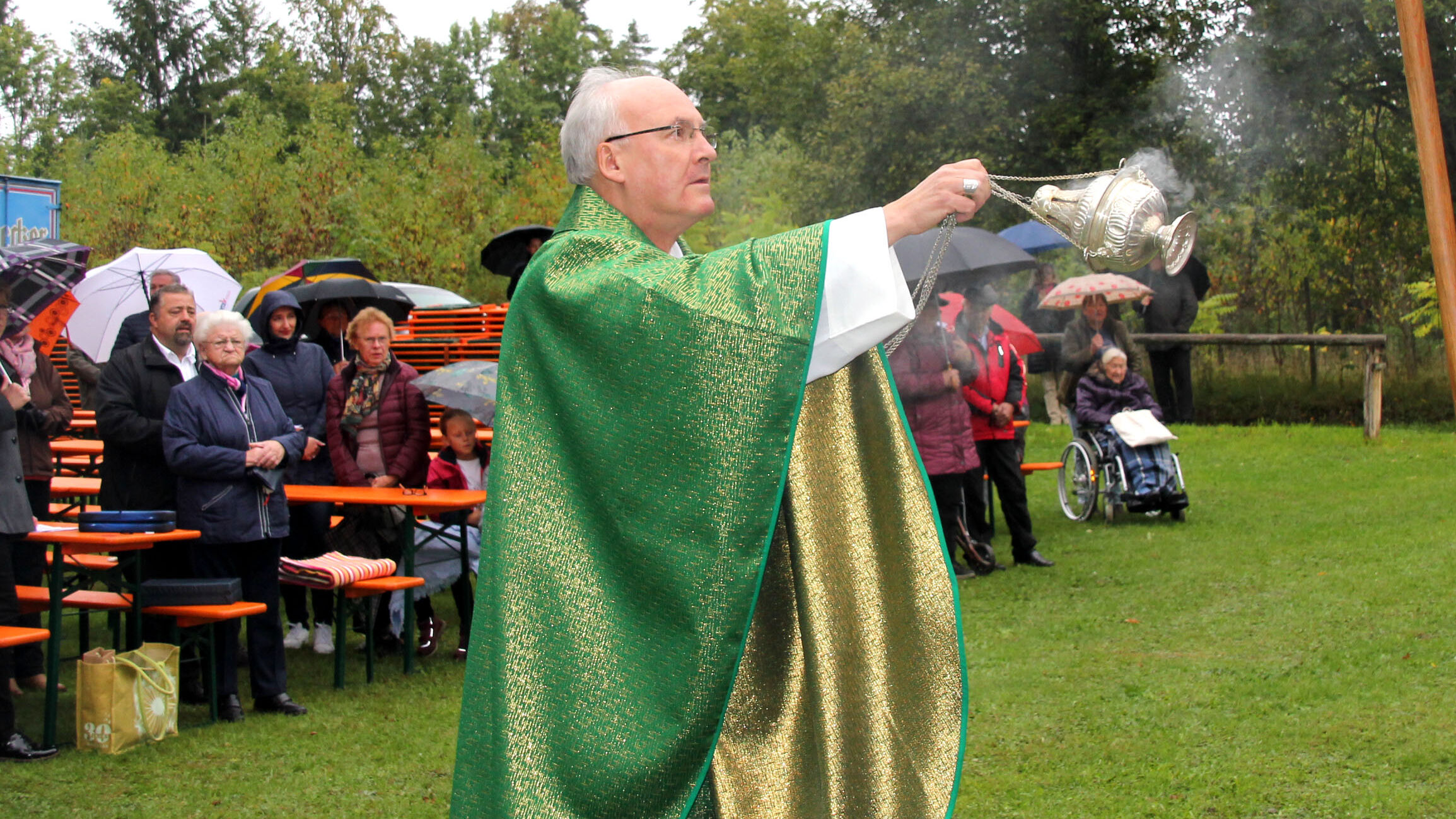 Bischof Rudolf mit einem Weihrauchfass