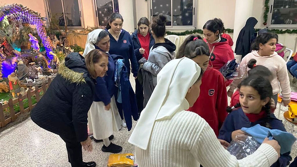 Ordensfrauen im Libanon verteilen Weihnachtsgeschenke an Kinder