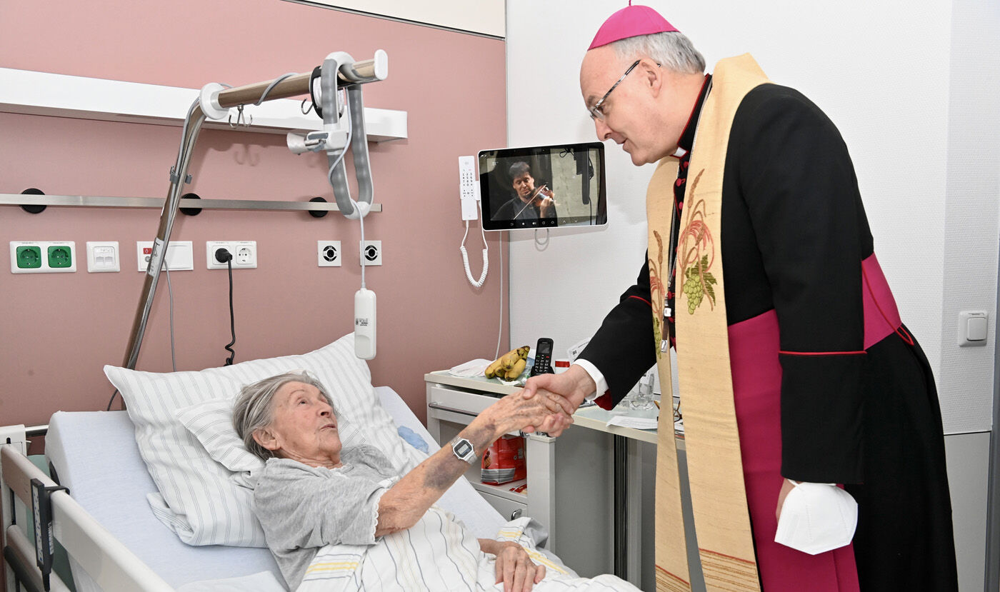An den Krankenbetten nahm sich Bischof Rudolf nicht nur Zeit zum persönlichen Gespräch mit den Patientinnen und Patienten, sondern auch zum gemeinsamen Beten und für Segensworte