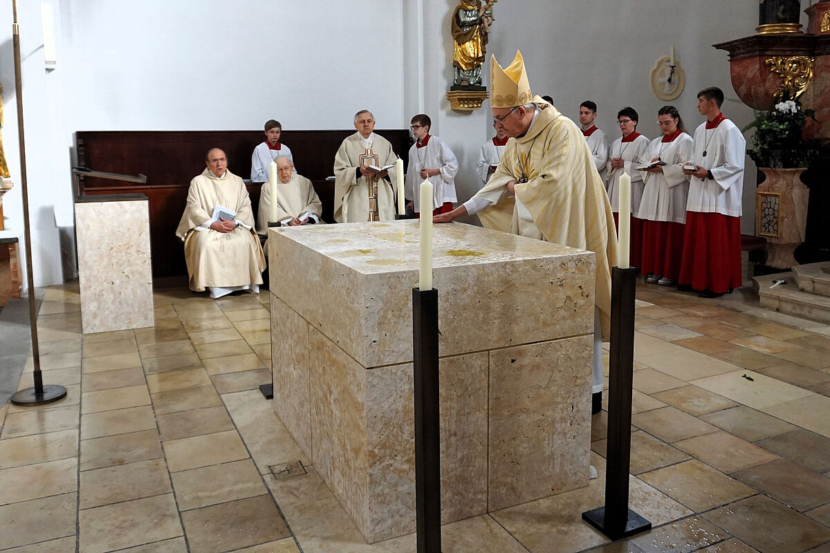 Bischof salbt den Altar