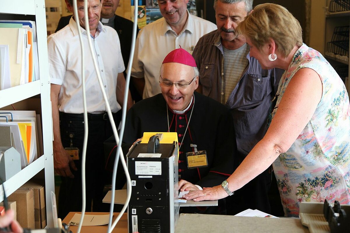 Bischof druckt Briefmarken