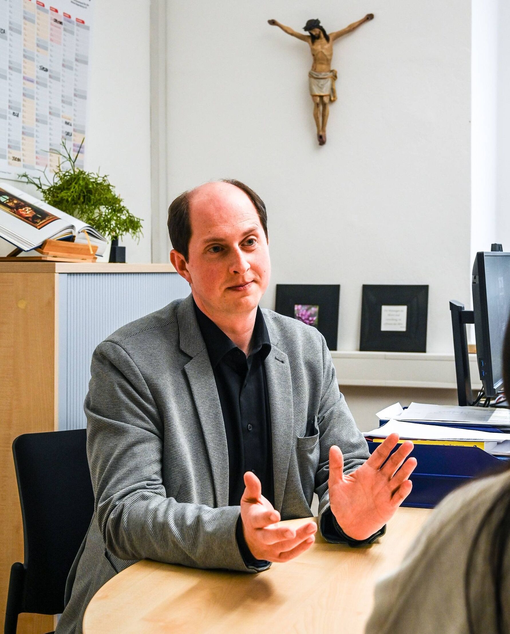Florian Faltenbacher leitet das Referat Soziales Profil der Kirche/Gemeindecaritas bei der Caritas Regensburg. Dort wird der „Hilfsfonds Flüchtlingsarbeit“ verwaltet.