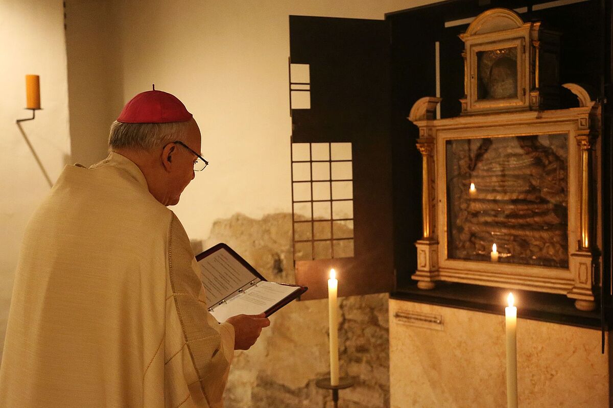 Bischof Dr. Voderholzer in der Krypta des Regensburger Doms 