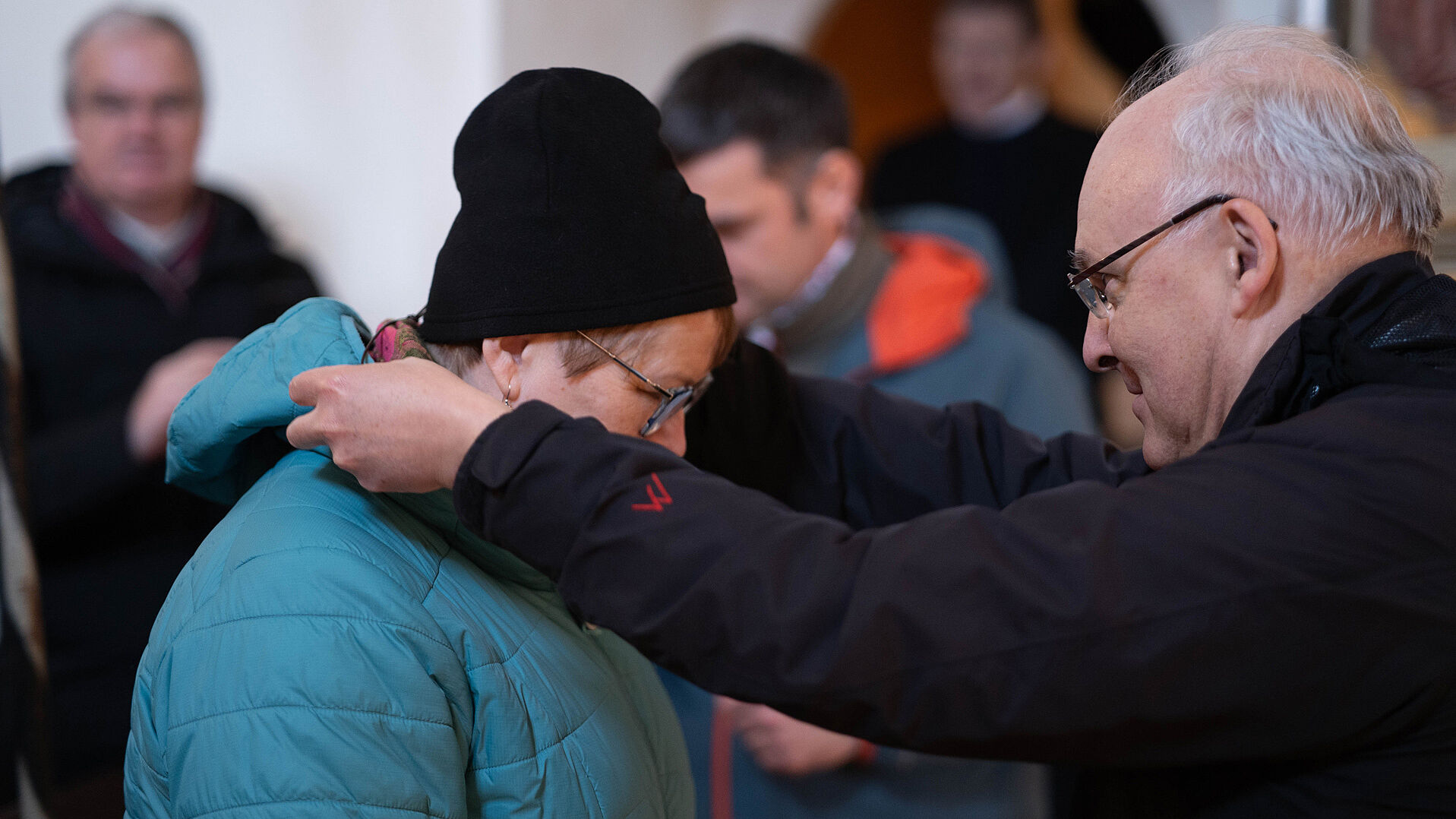 Alle Mitfeiernden bekommen von Bischof Rudolf eine Wolfgangsplakette zur Erinnerung geschenkt.