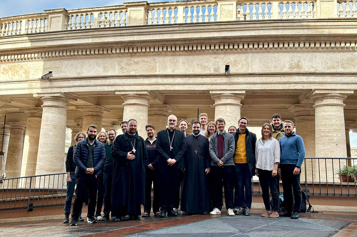 Gruppenfoto von Theologiestudierenden vor Säulengang