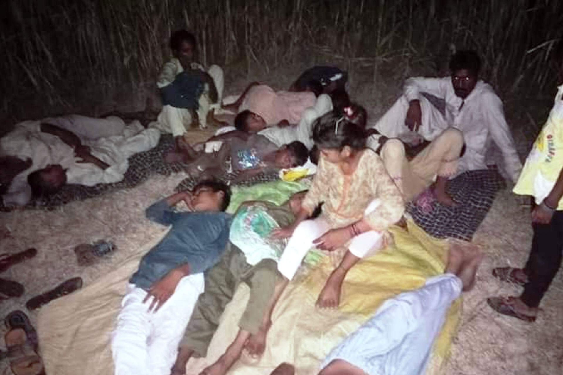 Dunkles Bild in der Nacht, Christen übernachten nach den Ausschreitungen in Jaranwala unter freiem Himmel.