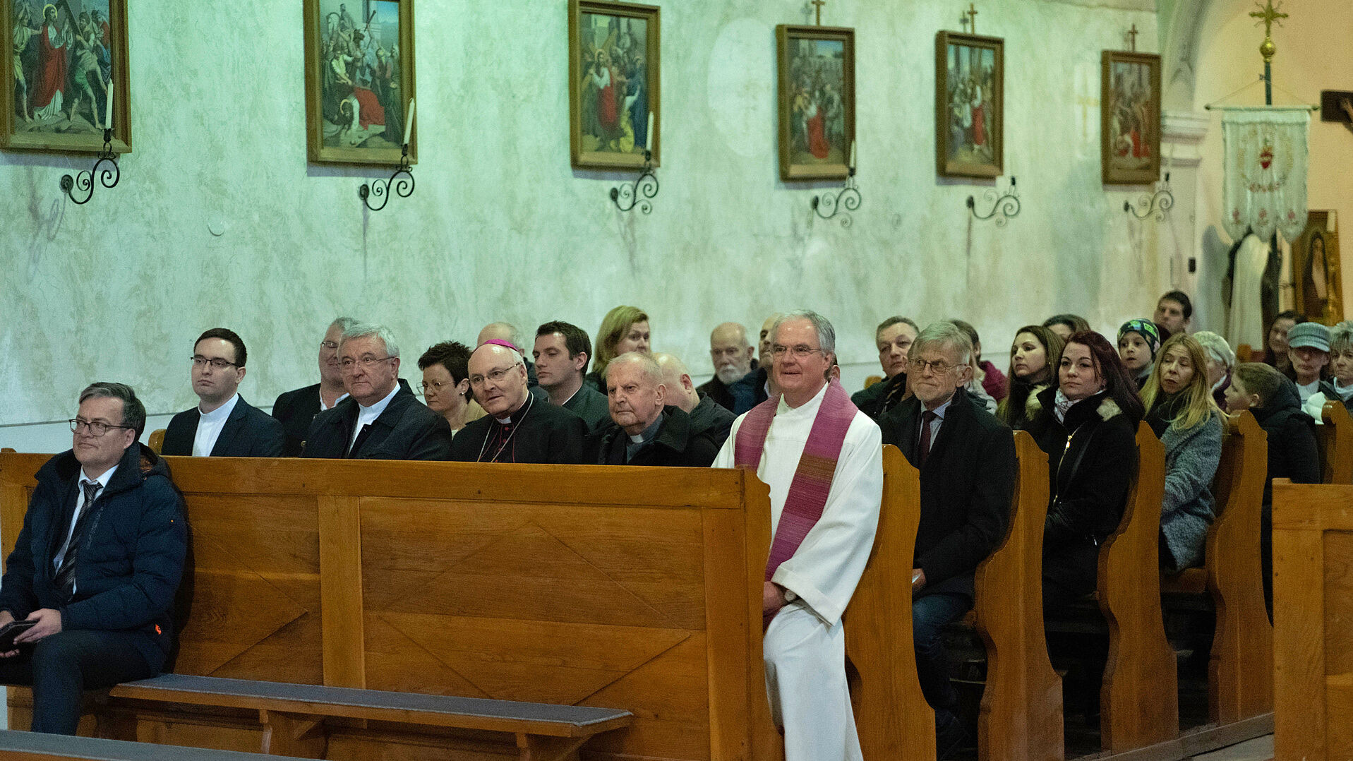 Teilnehmer des Gottesdienstes und der Aufführung des Theaterstückes.