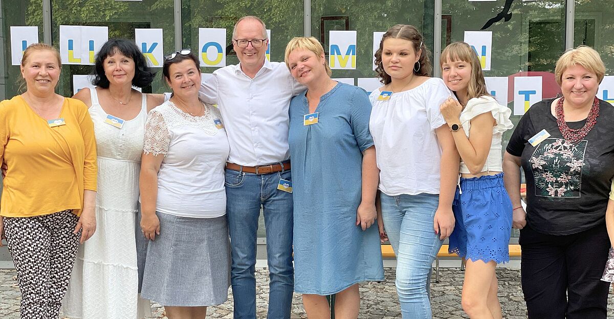  KJF-Abteilungsleiter Teilhabeleistungen Johannes Magin mit ukrainischen Mitarbeiterinnen
