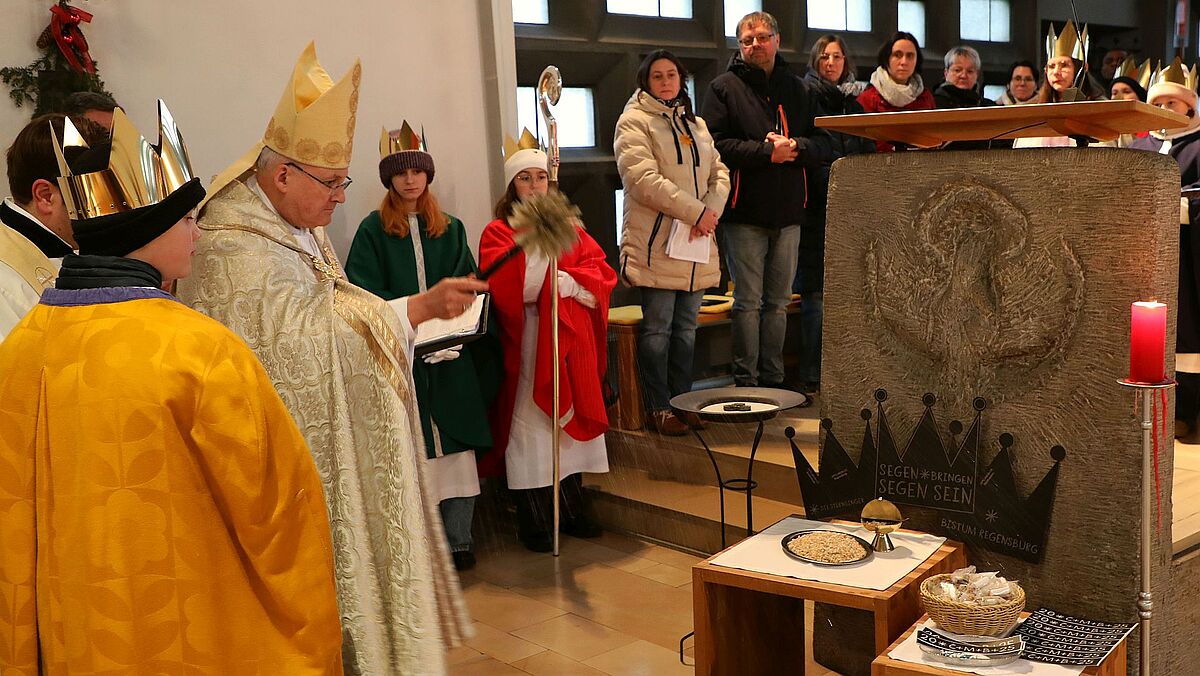 Bischöflicher Segen für die Gaben der Sternsinger 2025