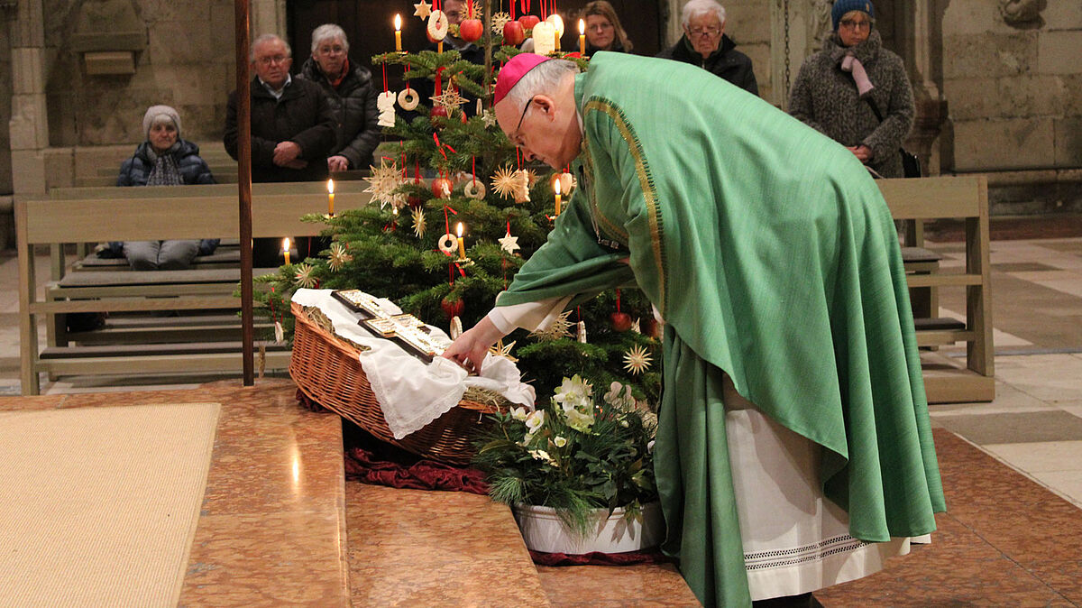 Bischof Rudolf legt das Kreuz in die Krippe - im Dom