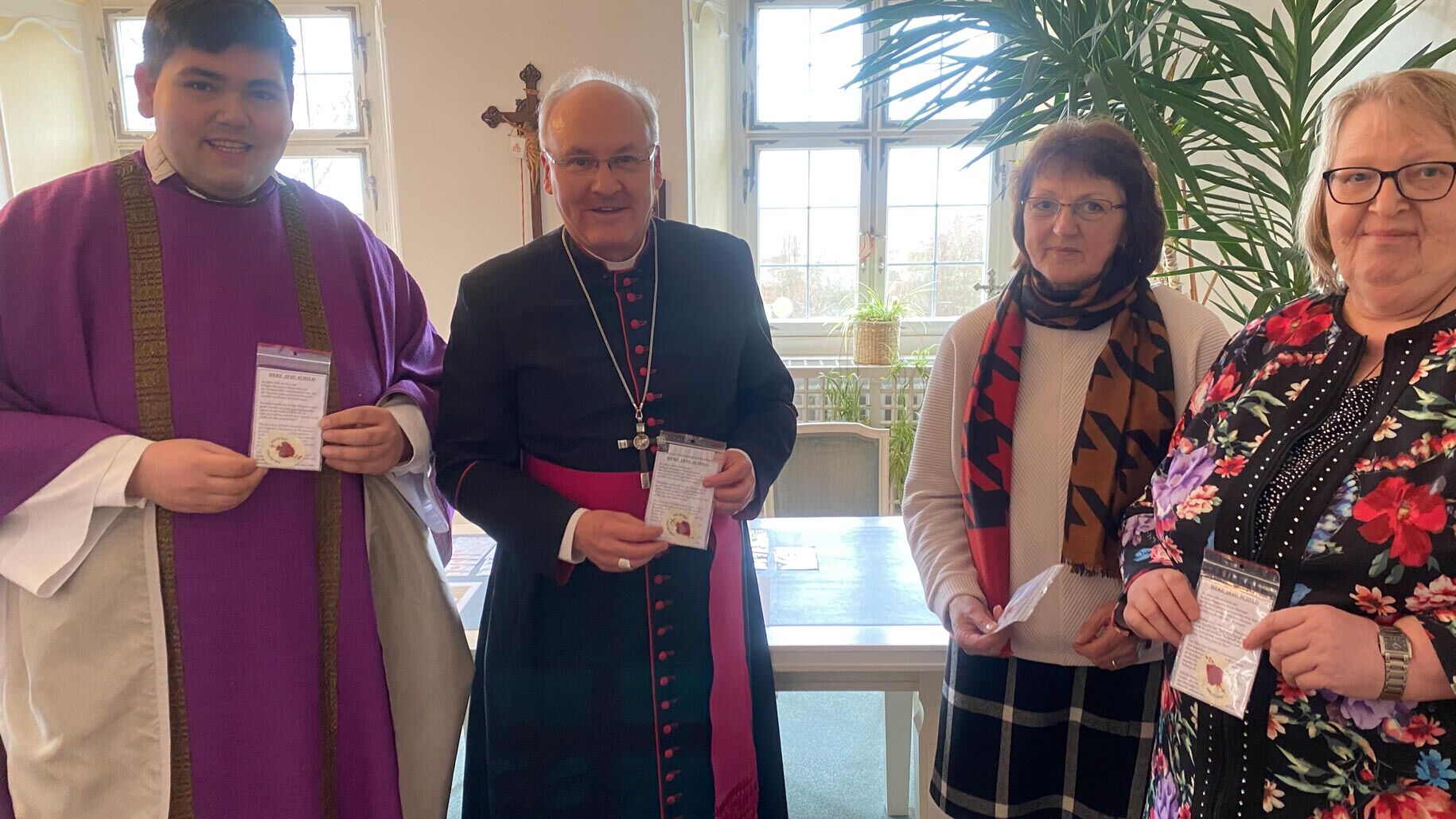 Priester und Bischof und zwei Frauen