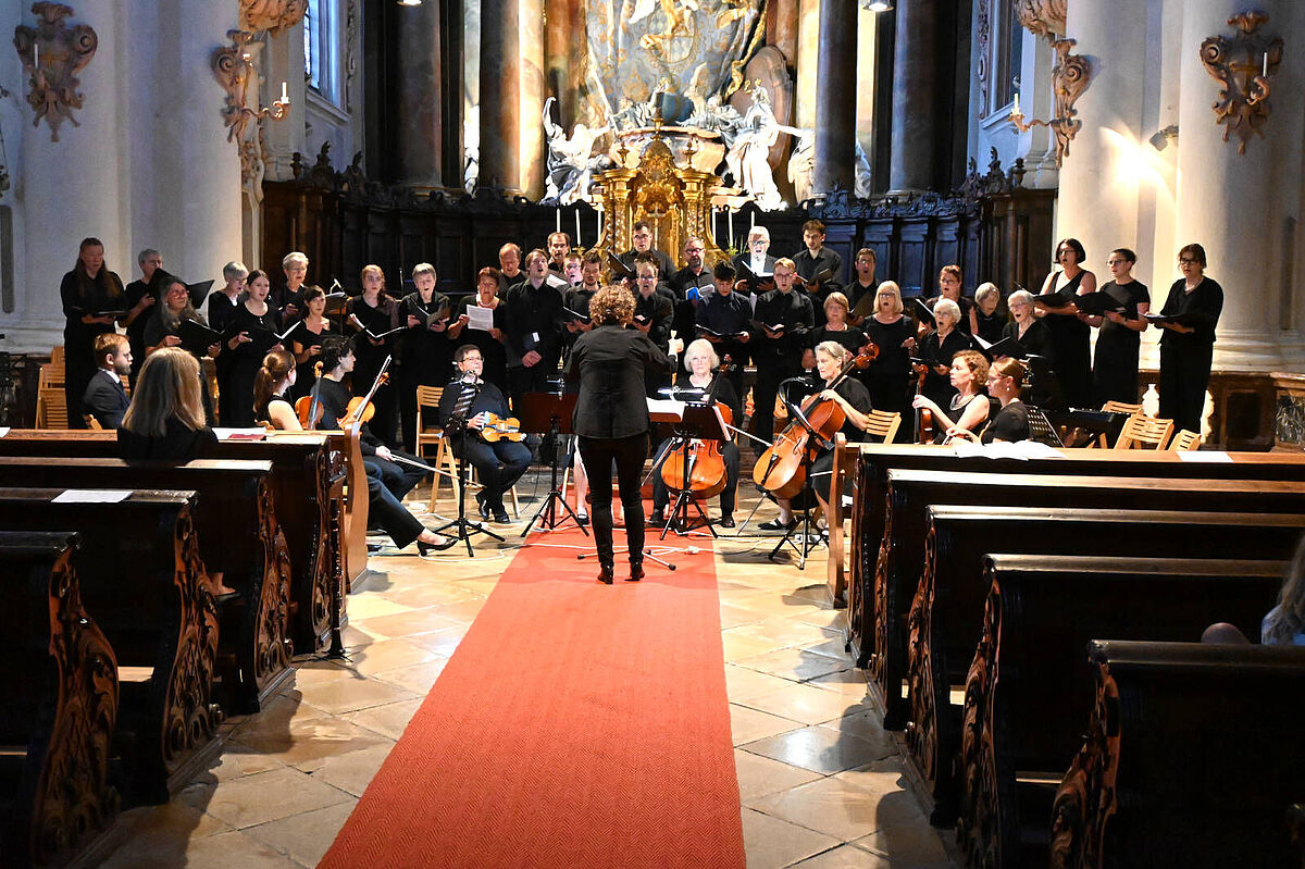 Orchester spielt in einer Kirche