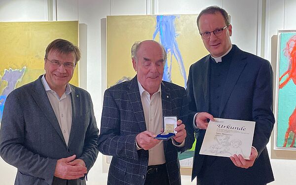 KJF-Direktor Michael Eibl (l.) und KJF-Vorsitzender Domkapitular Michael Dreßel (r.) überreichten Max Harreiner die Josefsmedaille.