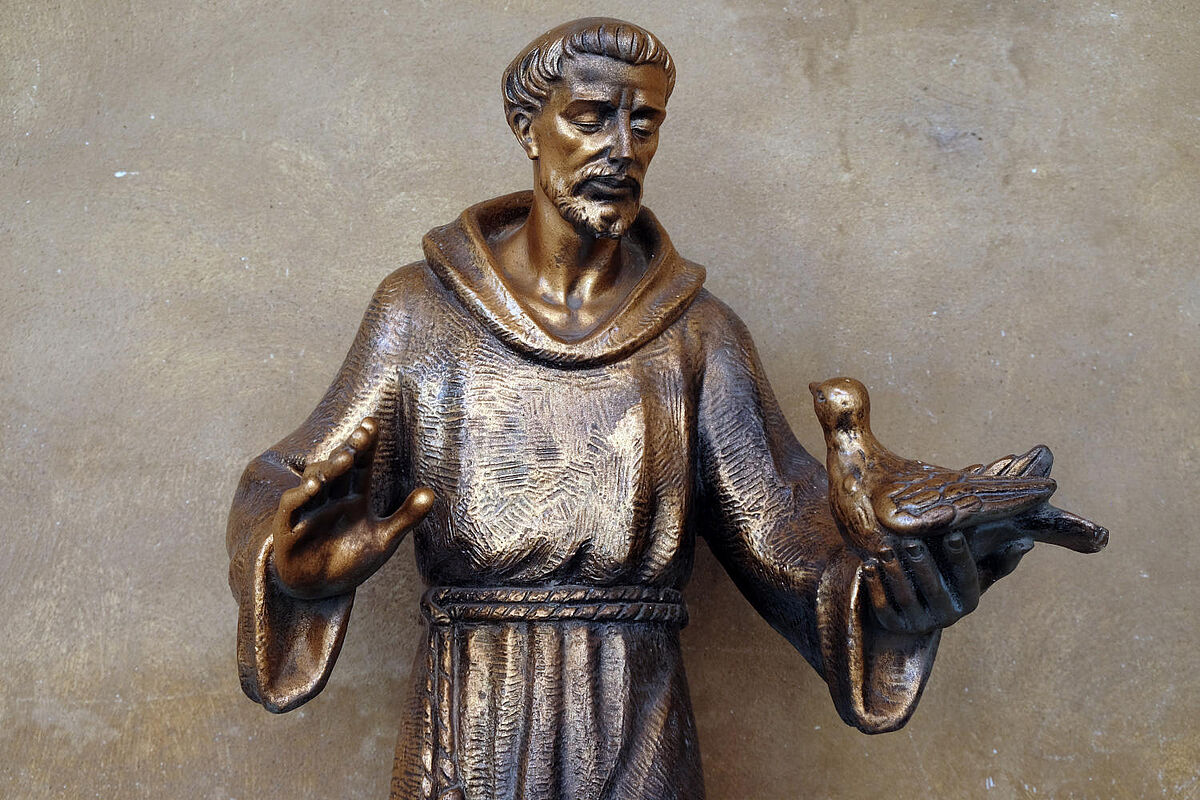 Bronzestatue des Heiligen Franziskus von Assisi in Mantua, Italien