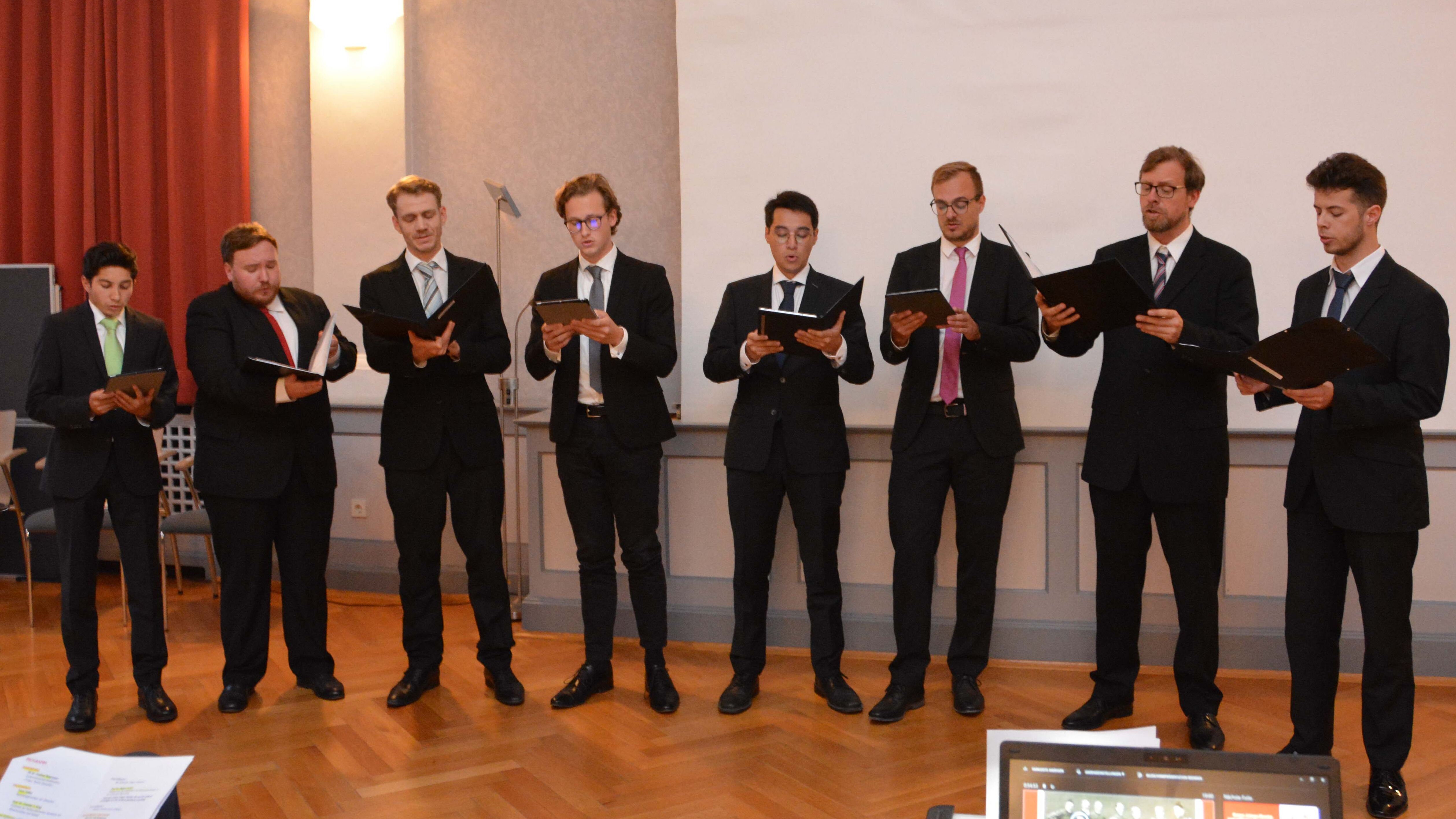 Die acht Sänger des Renner Ensembles umrahmten die Veranstaltung mit Liedern von Pavel Křížkovský.