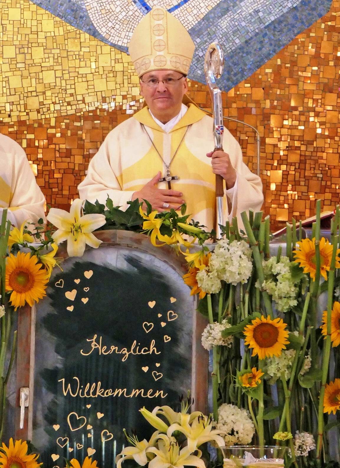 Bischof Rudolf spendete den Segen am herrlich geschmückten Altar 