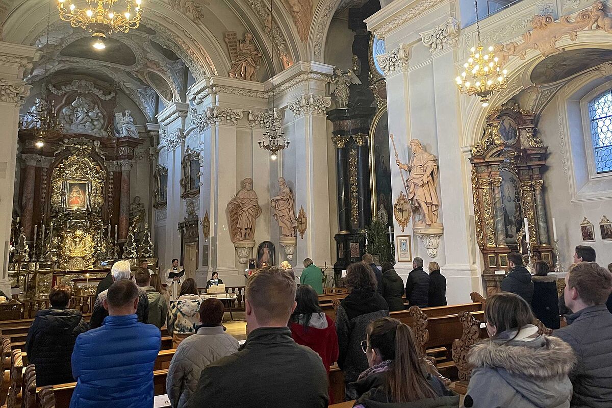 Blick in die gut besetzte Wallfahrtskirche Maria Hilf in Amberg, wo Mitte März 2025 ein Segnungsgottesdienst für Schwangere stattfand.