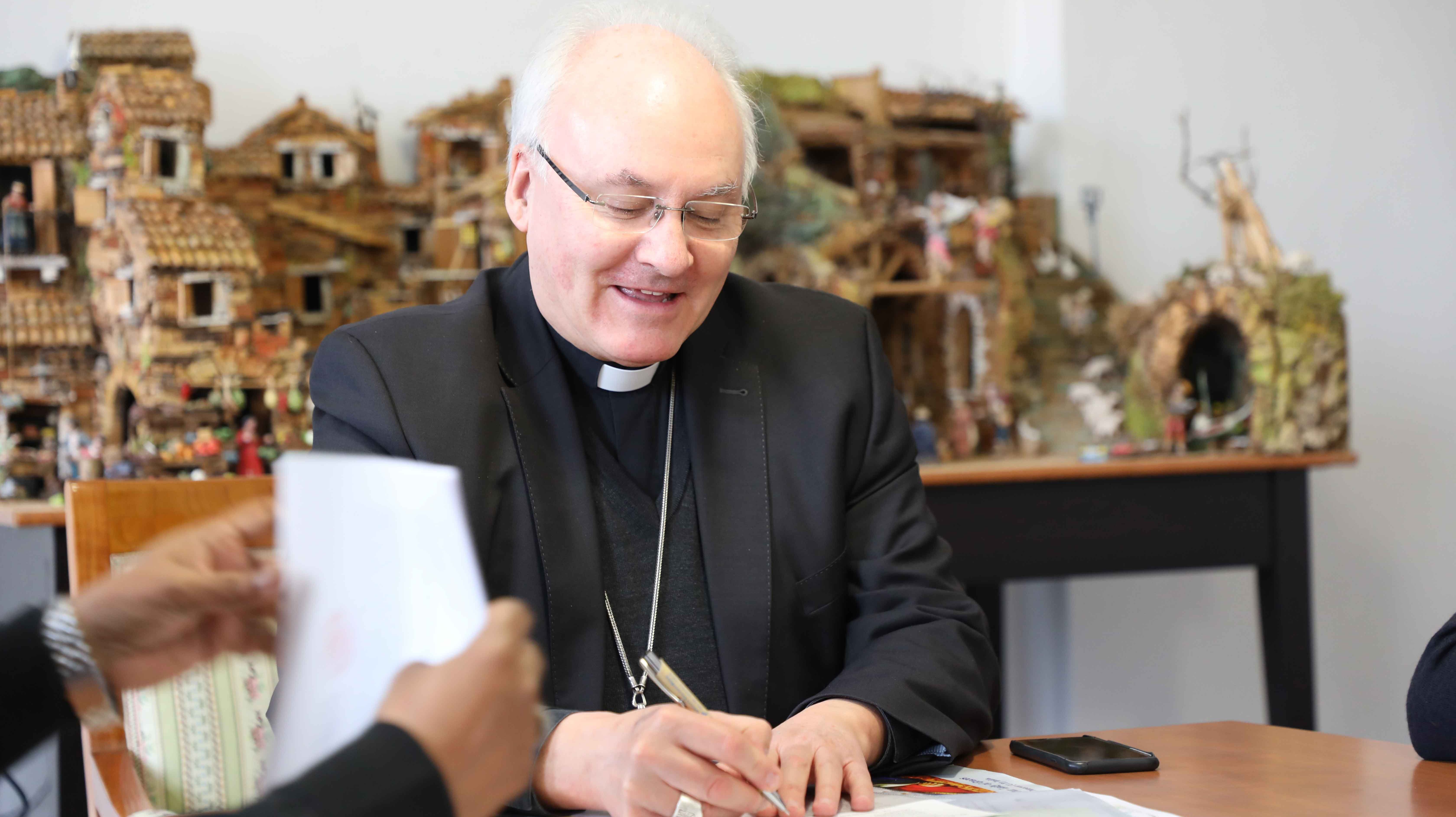 Bischof Dr. Rudolf Voderholzer am lächeln beim Besuch von Bischof Bhaskar Jesuraj.