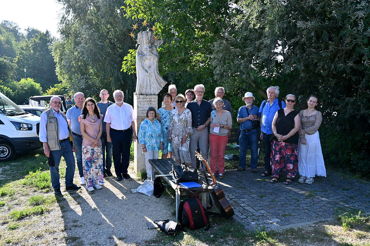 Gruppenfoto vor einer Nepomuk-Statue