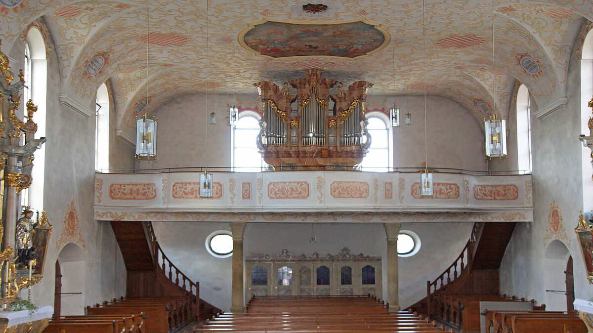 Das Foto zeigt das Spiegelgewölbe über der Orgelempore der Kirche St. Martin in Luhe.