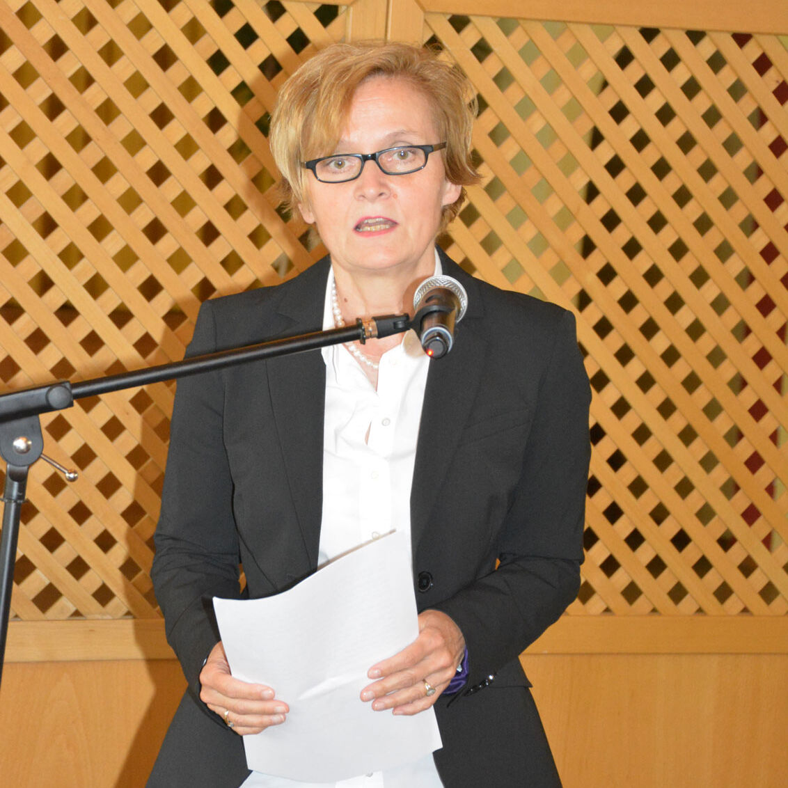 Die Ministerialbeauftragte für die Realschulen in der Oberpfalz, die Leitende Realschuldirektorin Mathilde Eichhammer