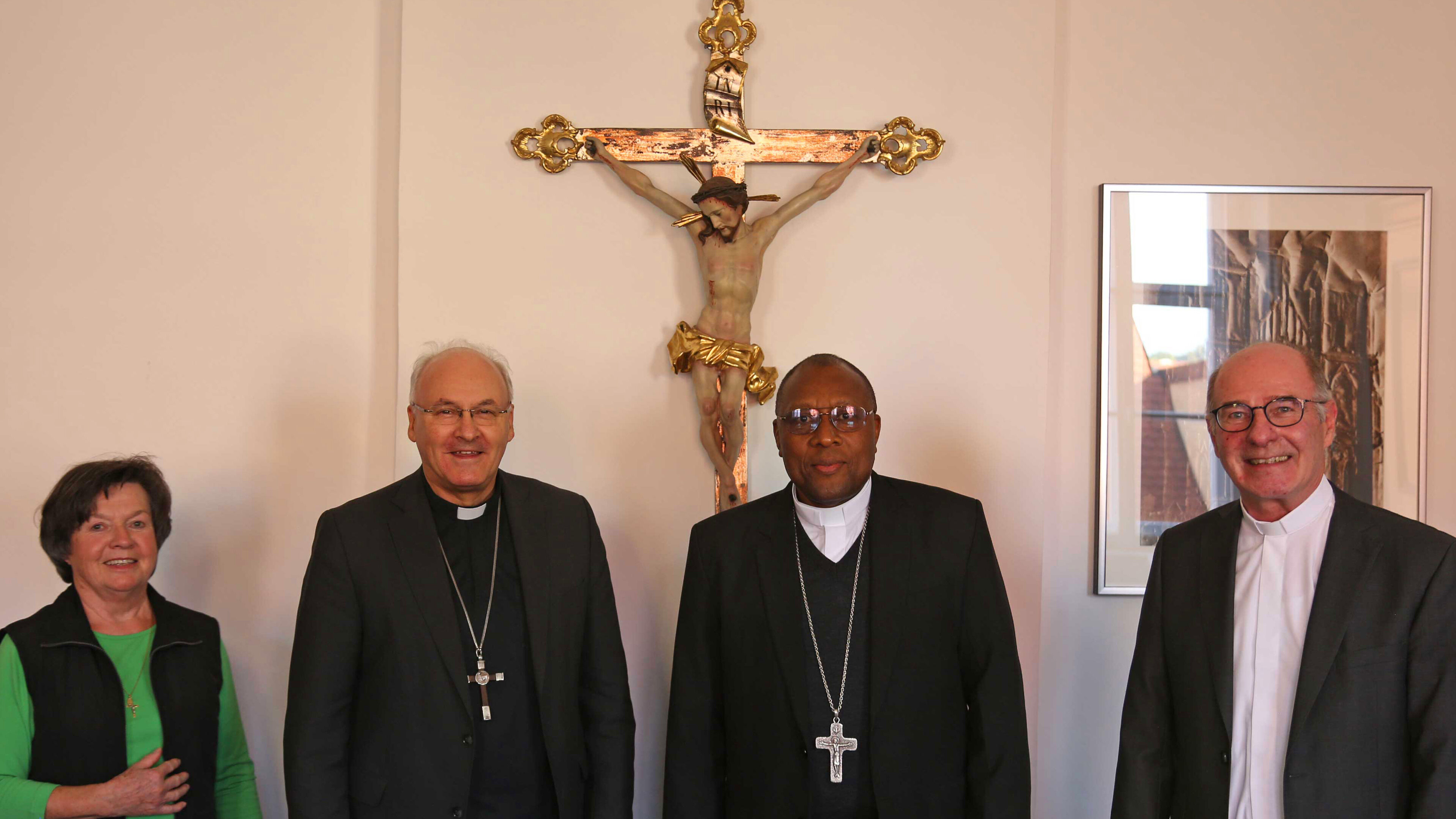 Bischof Rudolf, Bischof Beatus und Dompropst Franz Frühmorgen vor dem Kreuz