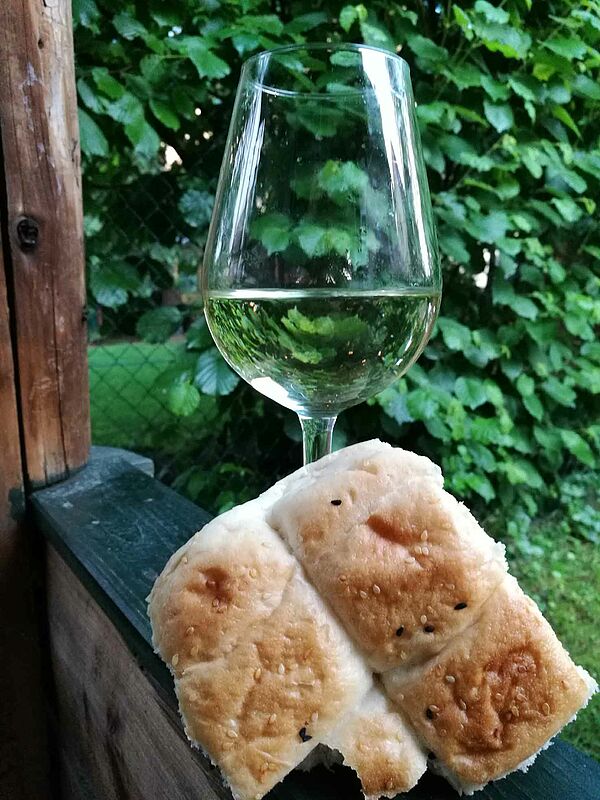 Glas Wein und ein Stück Brot