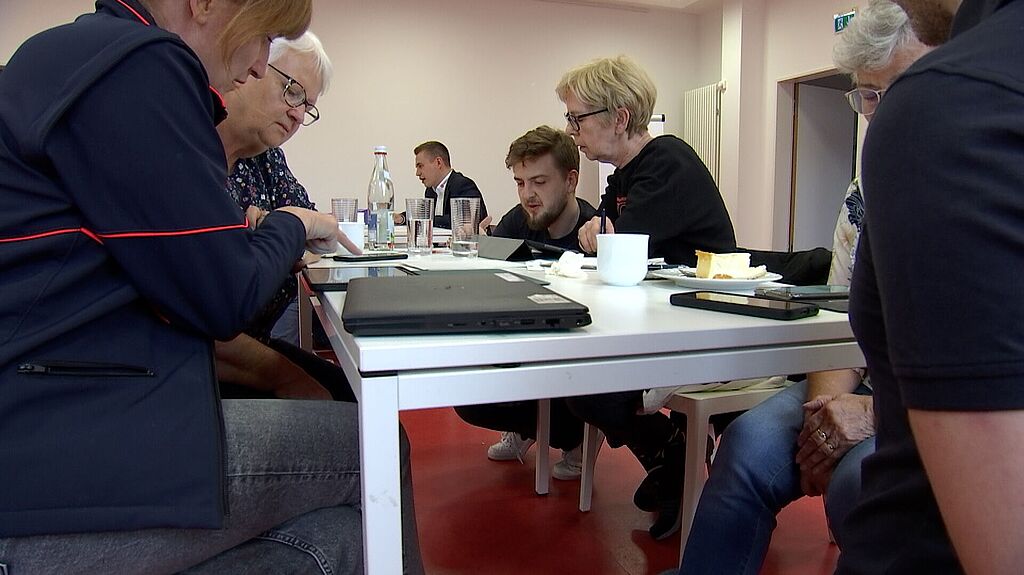 Senioren wird im Bit-Café der Malteser in Regensburg geholfen