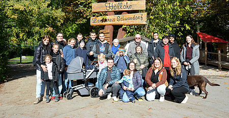 Gruppenfoto vor einem Wildpark-Wegweiser