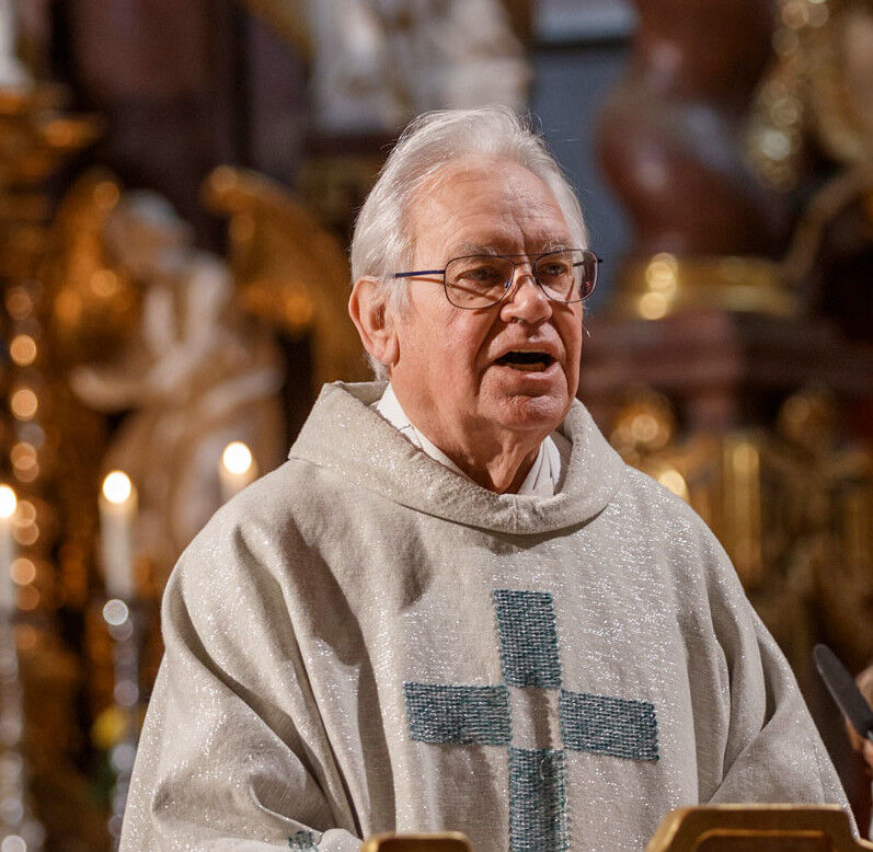 Älterer Priester bei der Messe