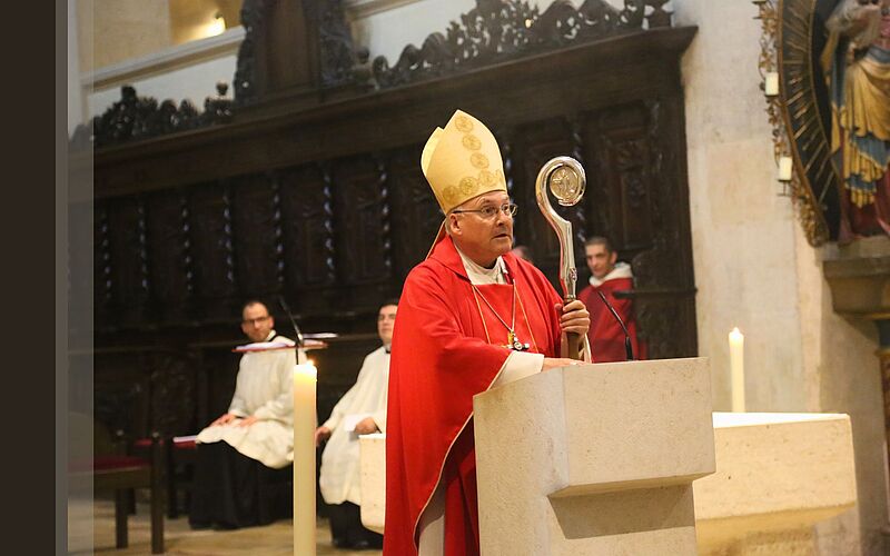 Bischof Dr. Rudolf Voderholzer feiert mit Professoren und Studenten des „Angelicums“ Messe in der Schottenkirche St. Jakob