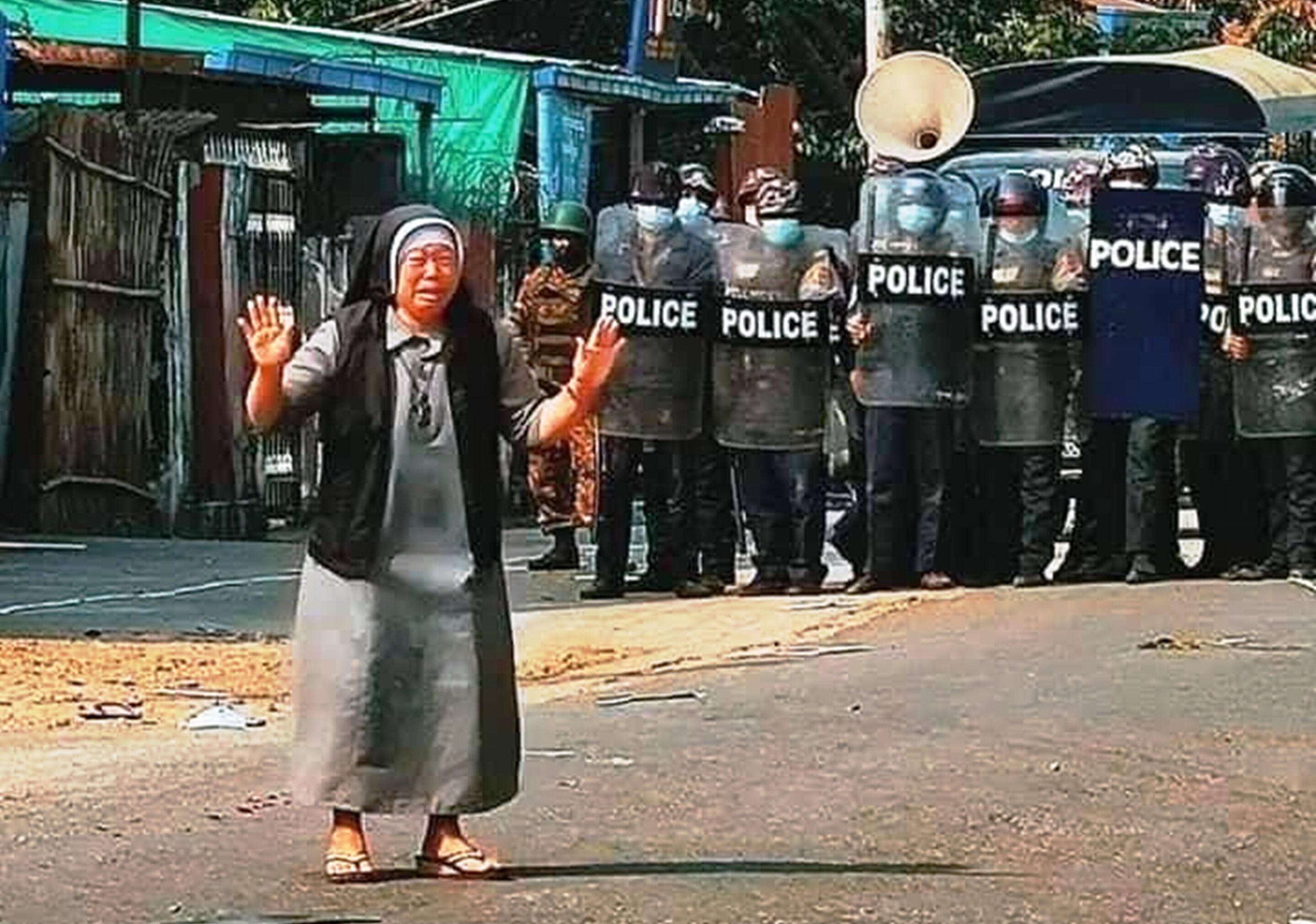 Eine Ordensfrau stellt sich den Sicherheitskräften entgegen (Archivbild von 2021). © Twitter/Instagram Cardinal Charles Maung Bo