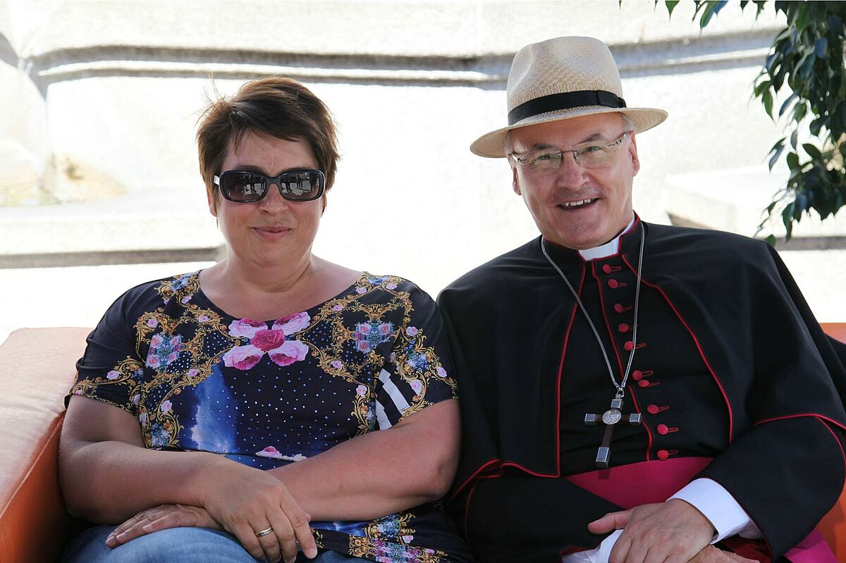 Frau und Bischof auf Sofa