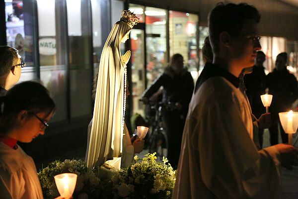 Die Fatima-Pilgermadonna für Deutschland wird bei der Prozession durch die Regensburger Altstadt getragen