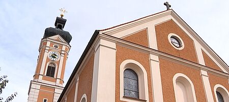 Außenansicht der Pfarrkirche St. Georg in Painten.