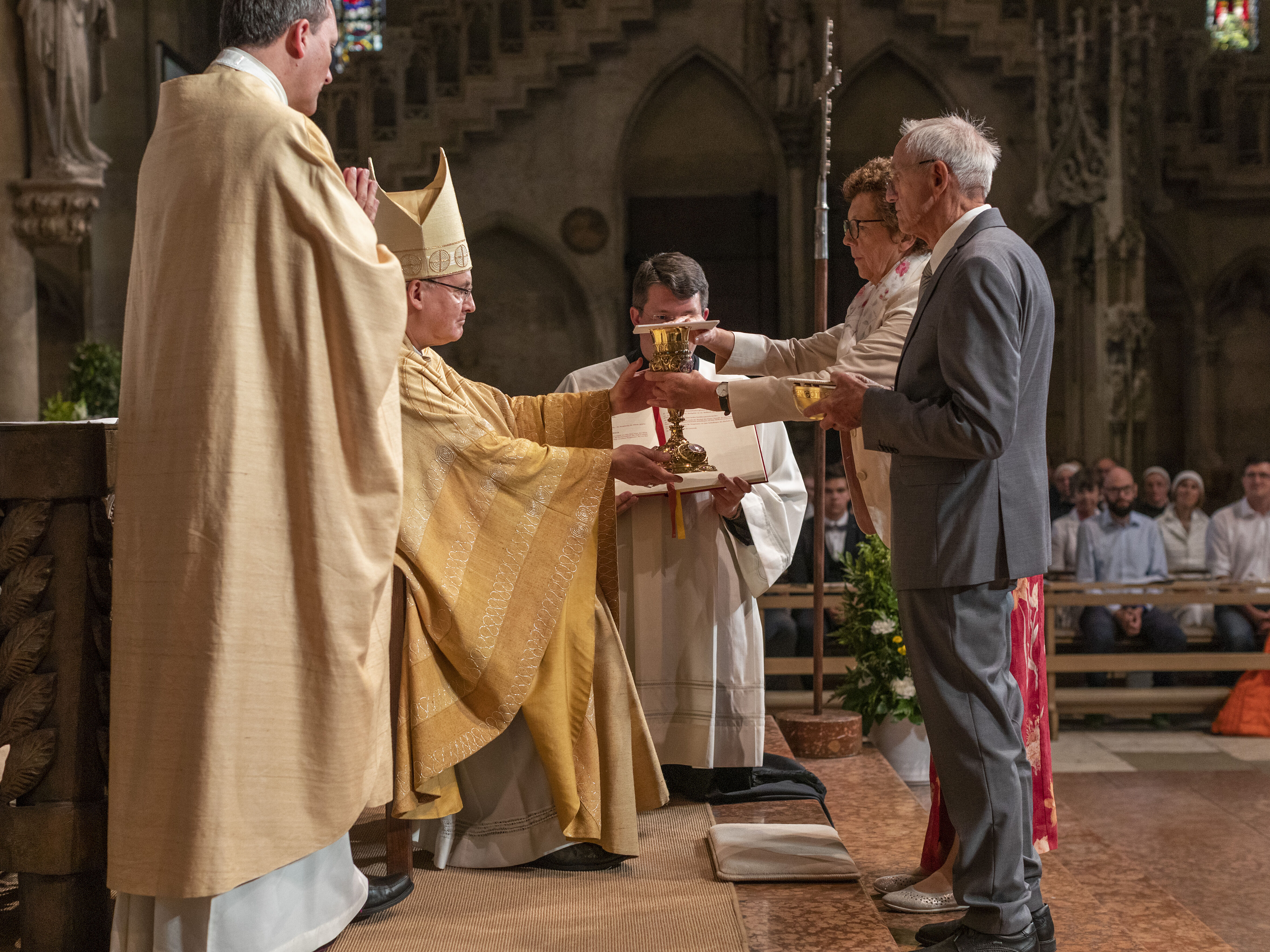 Eltern eines Neupriesters bringen die Gaben zum Altar
