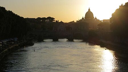 Blick über den Tiber auf den Petersdom bei Sonnenuntergang