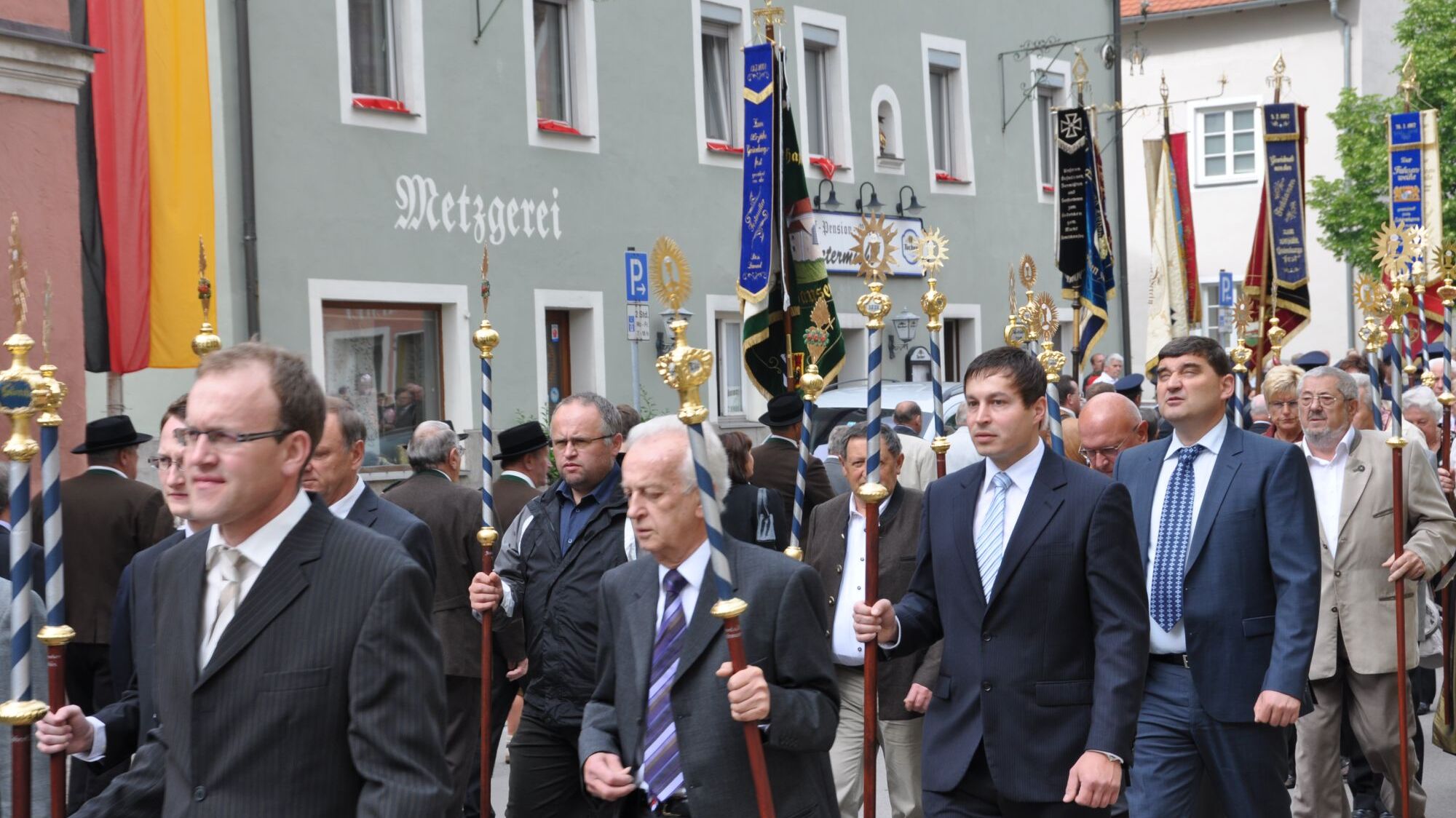 An Fronleichnam 2012 waren alle Bruderschaftsstäbe bei der Prozession im Einsatz. Im Vordergrund der Mentor des Projekts, der leider bereits verstorbene Erhard Nitschmann (Zweiter von links).
