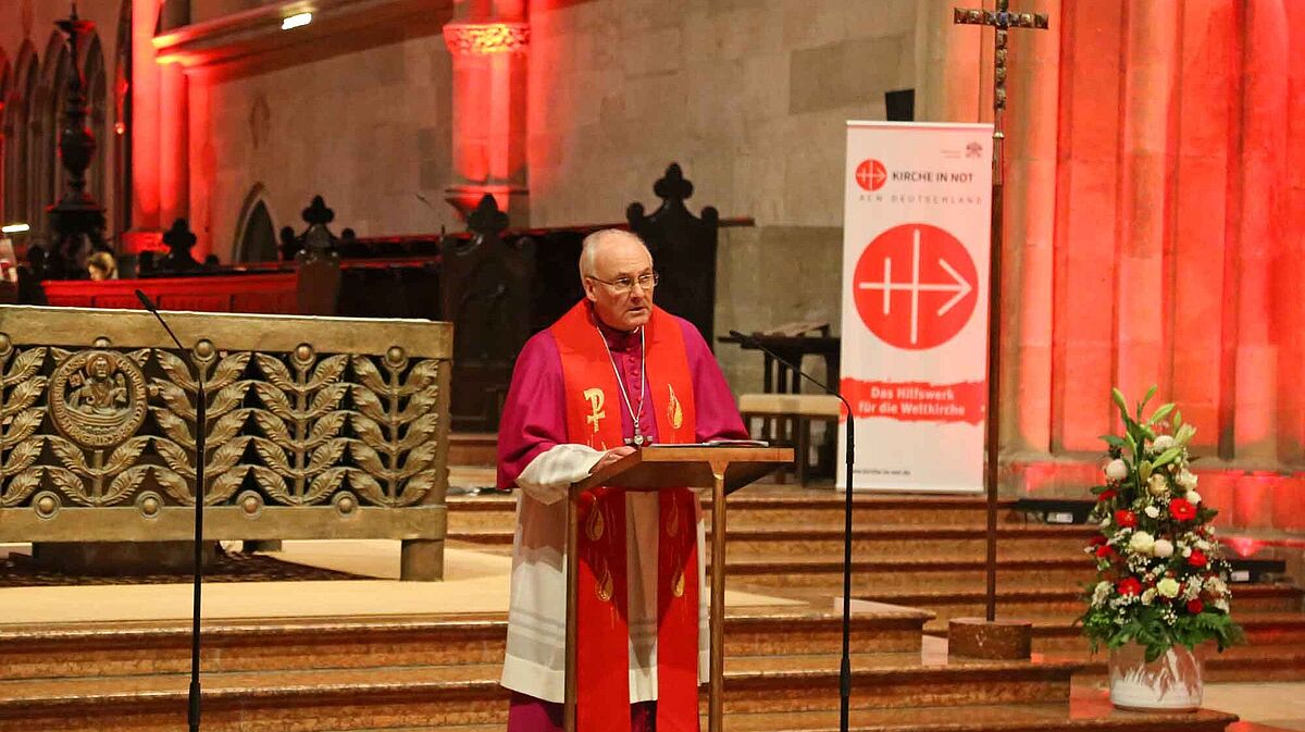 Bischof Rudolf spricht beim Red Wednesday im Dom
