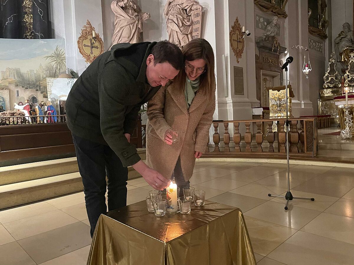 Segnungsgottesdienst für Schwangere in der Wallfahrtskirche Maria Hilf in Amberg: Nach den Fürbitten hatte jedes Paar die Möglichkeit, ein Licht an der Osterkerze zu entzünden und dazu eine persönliche Fürbitte zu sprechen.