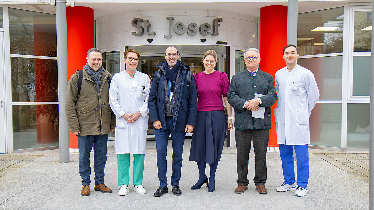 Gruppenfoto (v.l.n.r.): Prof. Dr. Jan Plock (Mitglied des EBOPRAS-Prüfungsausschusses), Prof. Dr. Dr. Lukas Prantl (Leiter Hochschulzentrum), Prof. Dott. Aurelio Portincasa (Präsident der Plastic Reconstructive and Aesthetic Section der UEMS), Prof. Dr. med. Sylvia Pemmerl (Geschäftsleitung Caritas-Krankenhaus St. Josef) , Prof. Dott. Javier Enríquez-de Salamanca-Celada (Vertreter der Spanischen Gesellschaft für Plastische, Rekonstruktive und Ästhetische Chirurgie SECPRE im EBOPRAS) und Dr. med. Dmytro Oliinyk, Assistenzart am Hochschulzentrum.