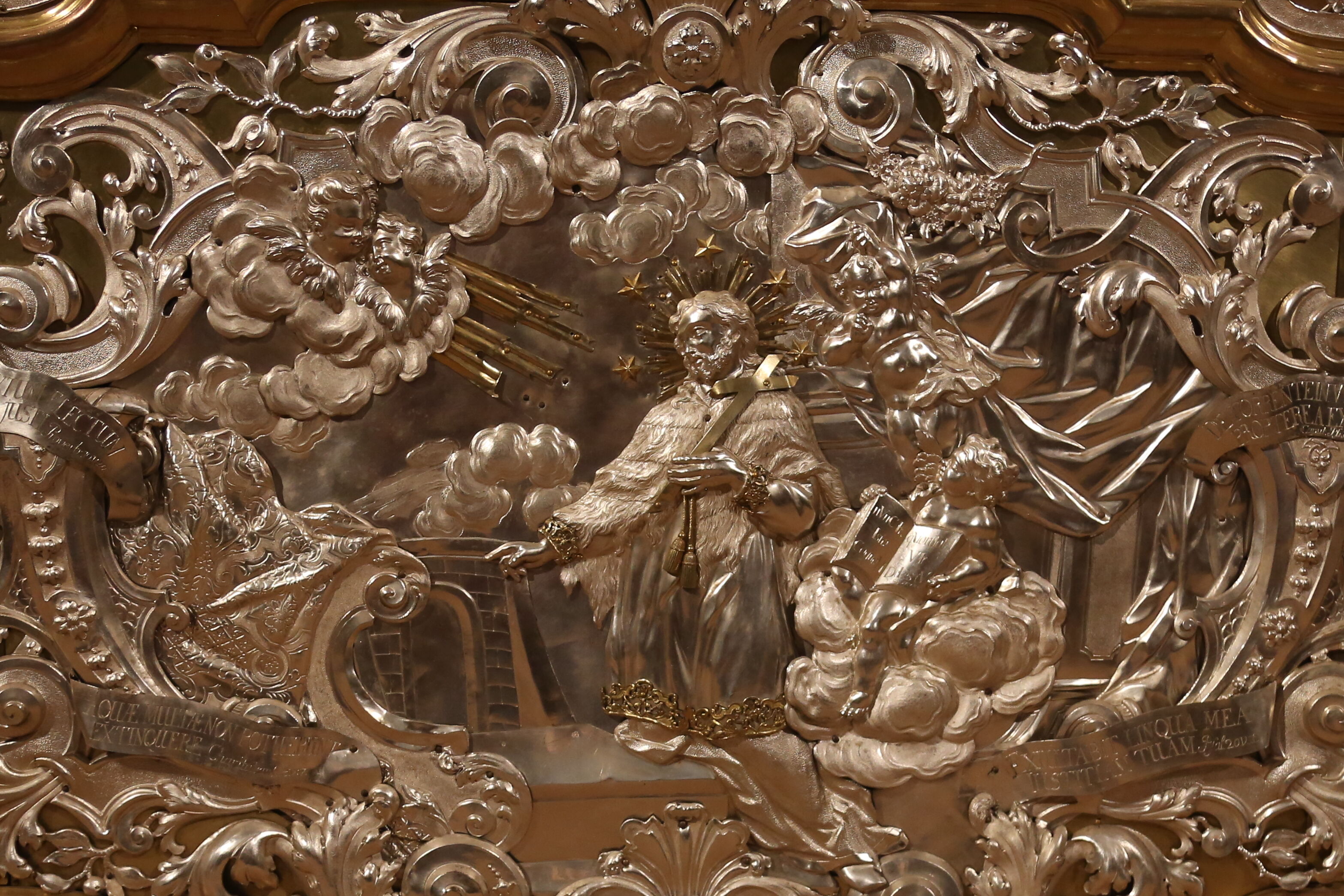 Auf dem Hochaltar im Regensburger Dom St. Peter findet sich eine Darstellung des heiligen Johannes Nepomuk.