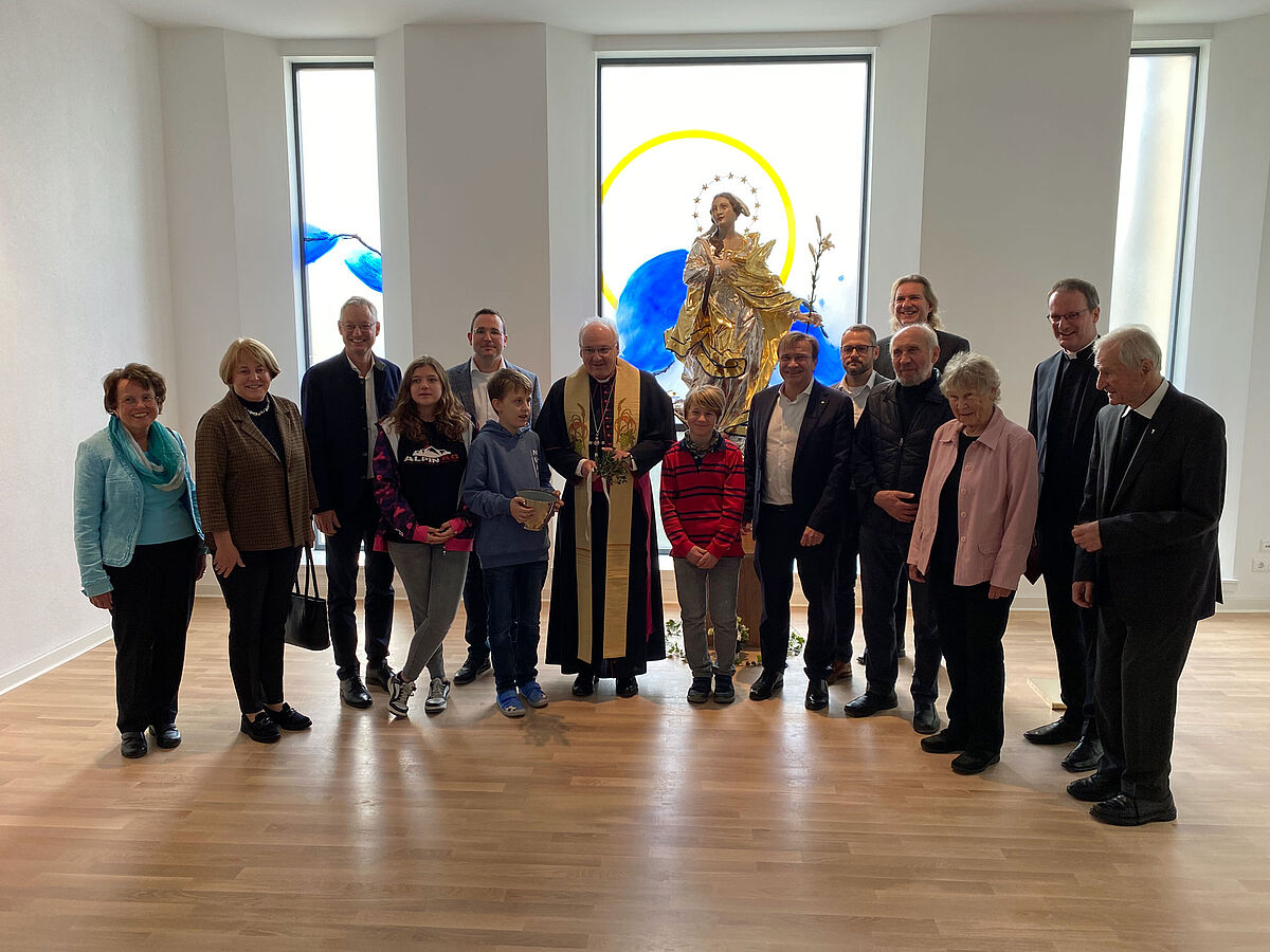 Die Ehrengäste mit Bischof Dr. Rudolf Voderholzer und Kindern der Papst Benedikt Schule.