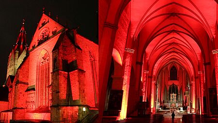 Dom in Paderborn, rot beleuchtet