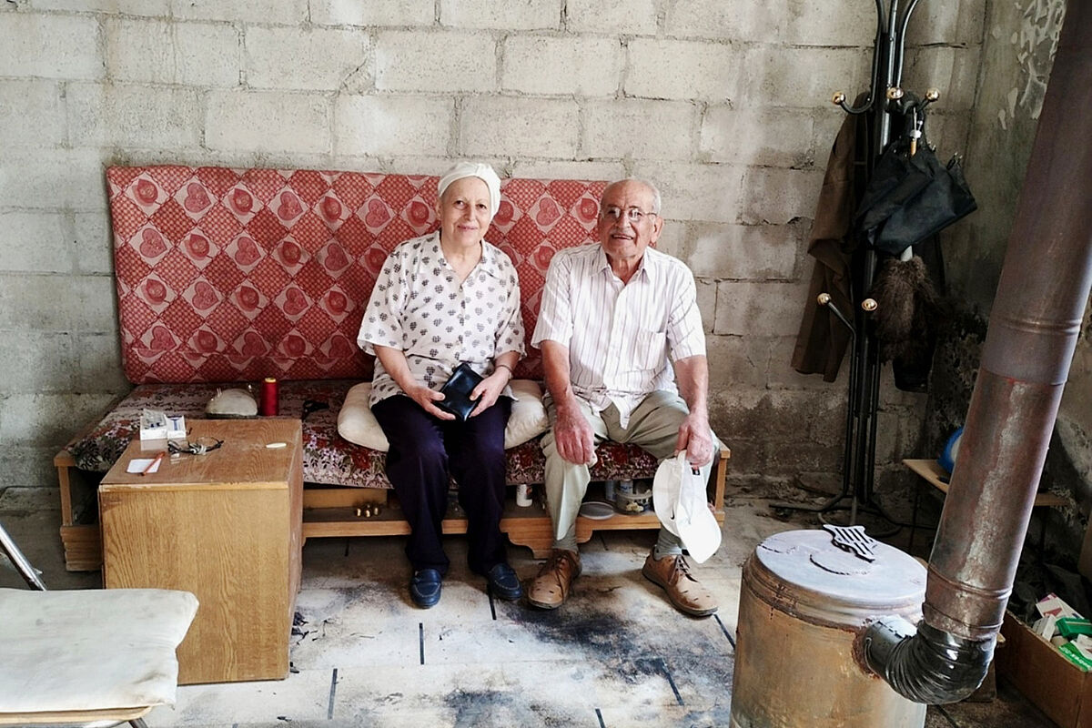 Älteres syrisches Ehepaar in ihrem notdürftig instandgesetztem Zuhause