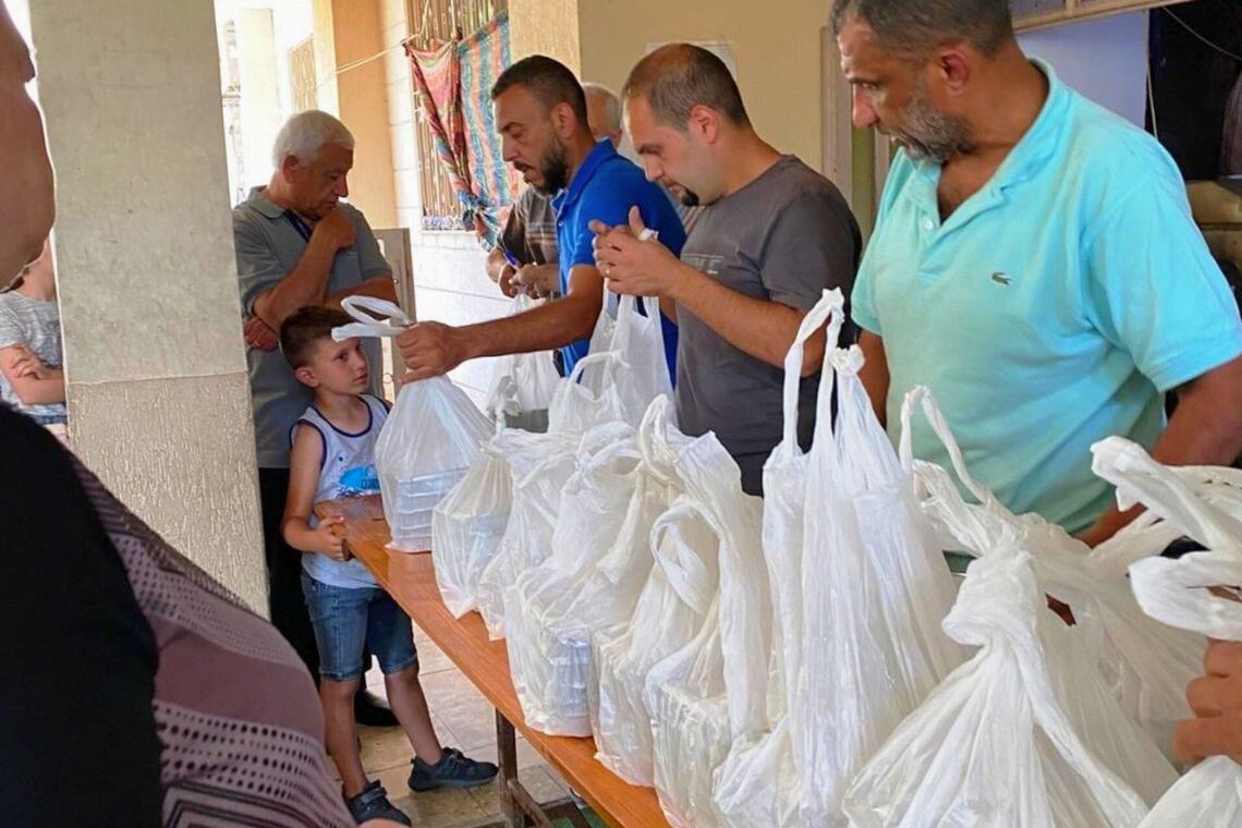 Verteilung von Lebensmitteln in der katholischen Pfarrei „Heilige Familie“ in Gaza-Stadt