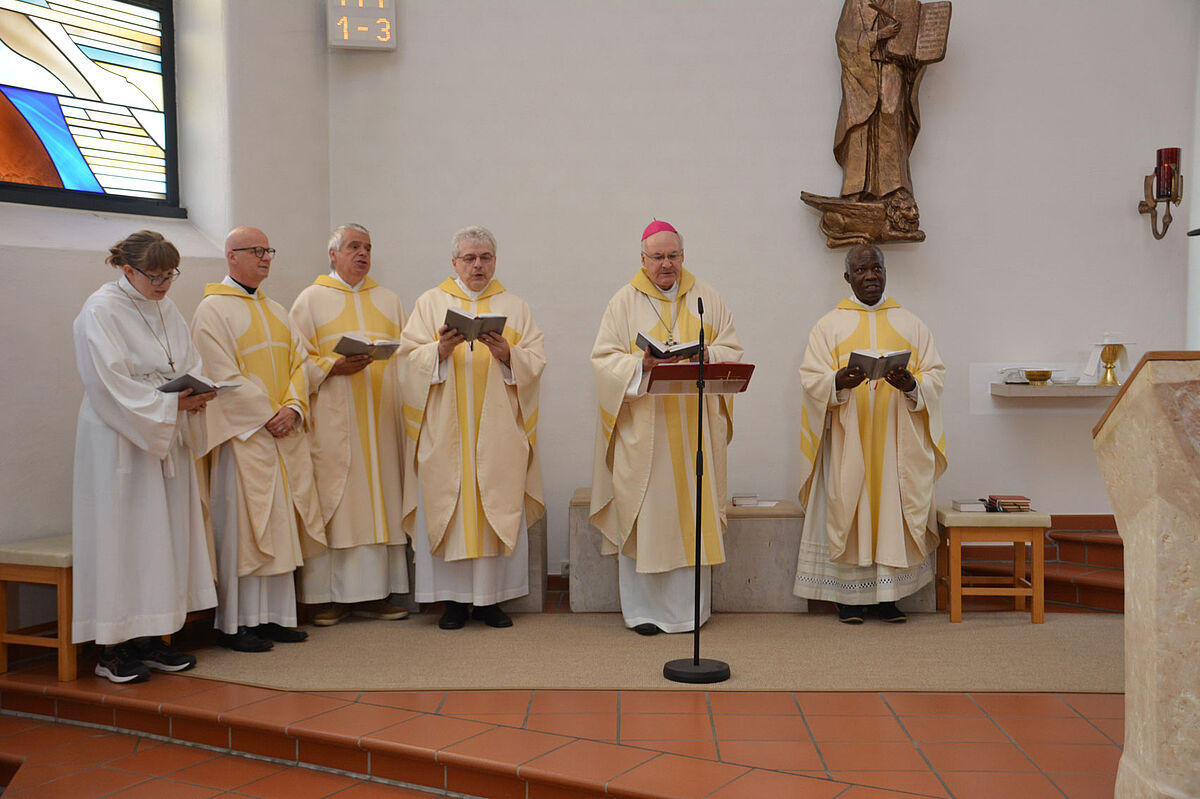 Die Konzelebranten des Gottesdienstes