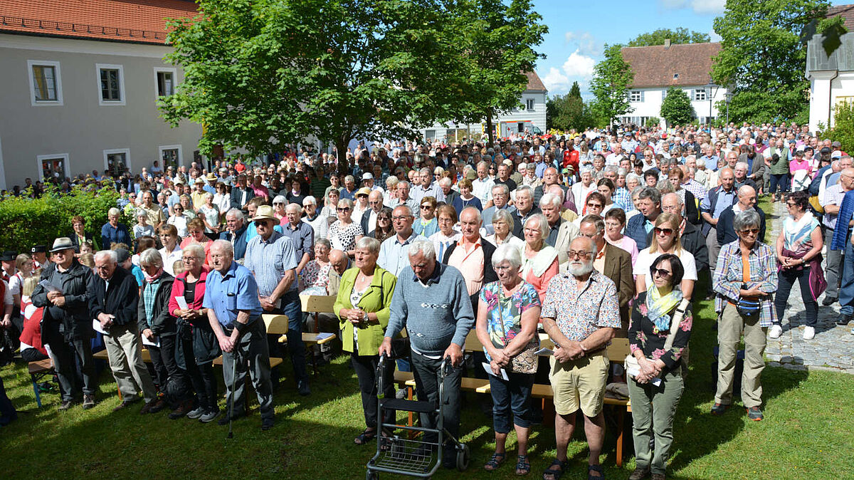 Große Menge an Pilgern versammelt feiern Gottesdienst auf dem Wallfahrtsberg