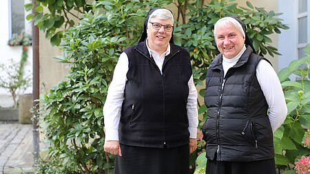 Auf dem Foto sind Oberin Sr. Ursula Wagner und Sr. Angela Maria Antoni von den Ursulinen in Straubing zu sehen.