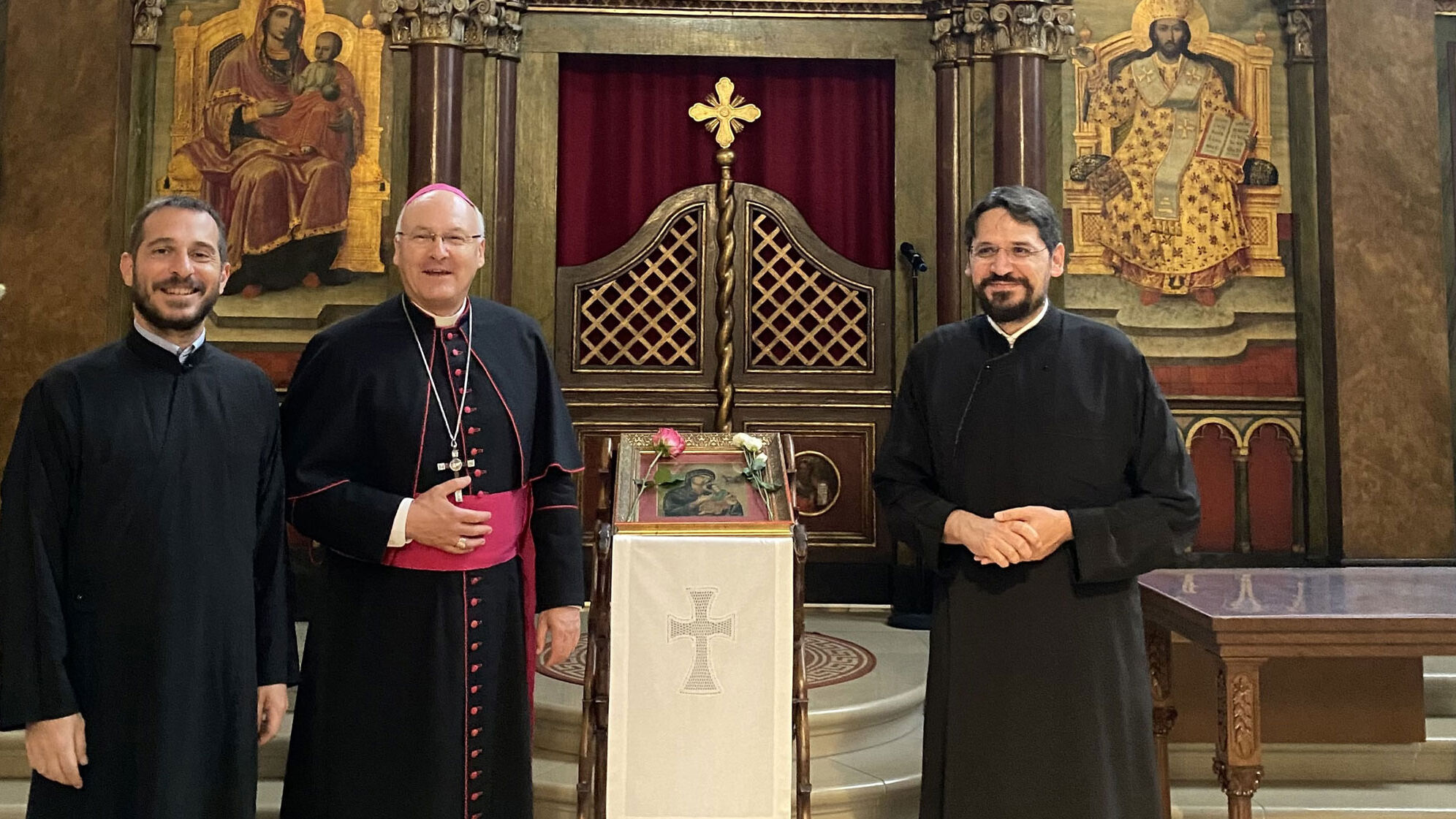 vlnr Archimandrit Peter Klitsch, Bischof Voderholzer und Priester Alexandros Katerinopoulos in der Salvatorkirche